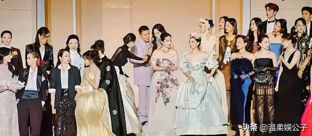 这一夜，合照站位暴露咖位：杨幂被挤，钟楚曦“抢位”，C位亮了