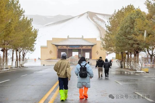 大漠敦煌2025年初冬雪景美如画