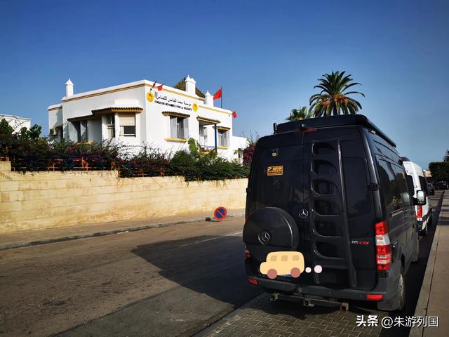 蓝白巷弄与敞门面包车，摩洛哥的荒诞与真实