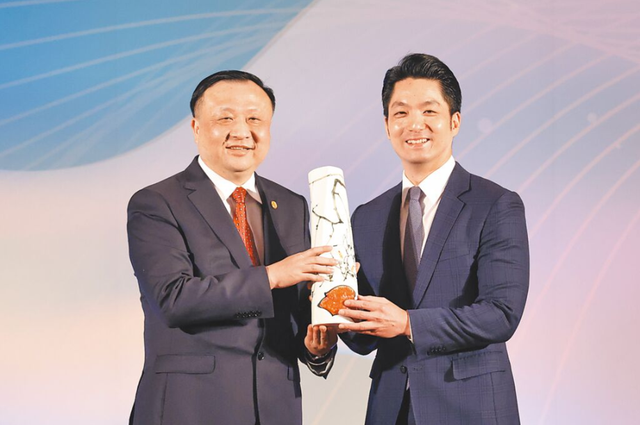 蒋万安反对“一国两制”，将率领四人再访大陆，大陆用10个字回应