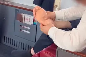高铁商务座男子脱鞋抠脚皮往地上扔，拍摄者：抠了两个小时；12306：不文明行为，列车员看到会劝阻图片