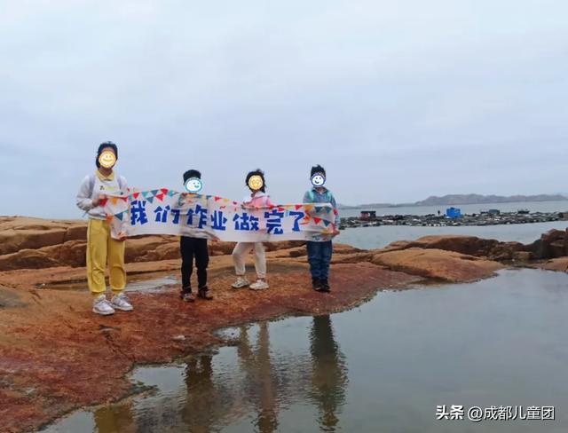暑假旅游，就是换个地方写作业？全世界都在偶遇写作业的中国孩子