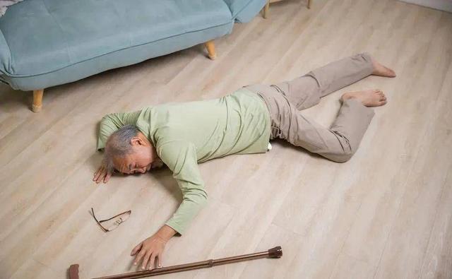 为什么越来越多的老年人，在65岁之后中风？主要原因有4点