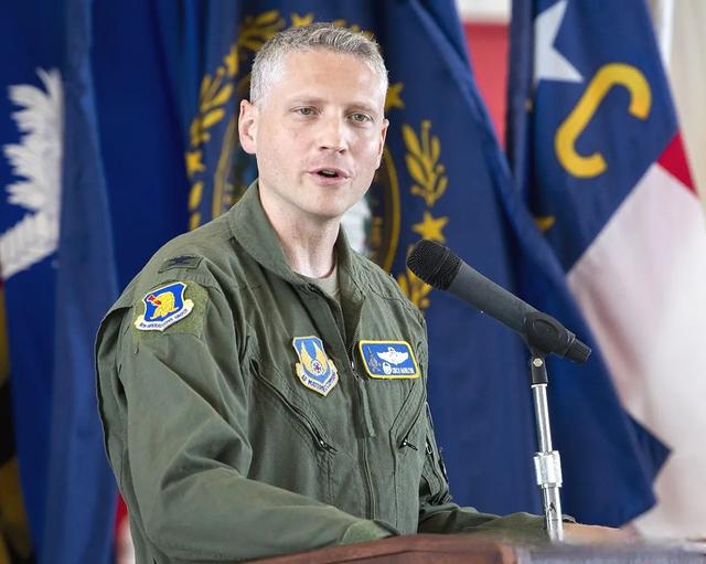 一位美国军官放话，如果中美开战，千万别炸中国港口，留着自己用