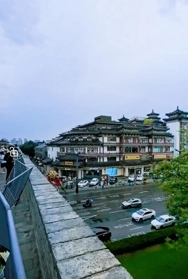 五绝:游西安古城墙