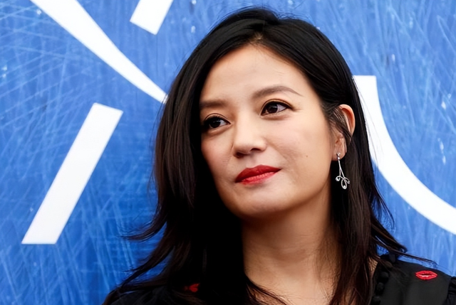 封杀四年，49岁赵薇突传消息，因胃癌去世传闻5个月前就真相大白