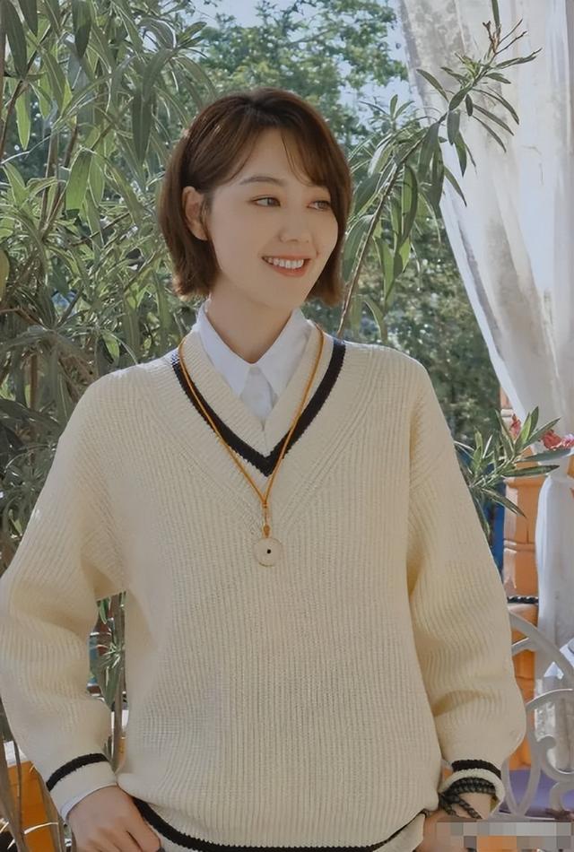 讨好大佬，陪睡上位，遭央视“开除”	，她身上的标签哪个才是真的