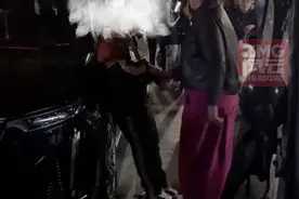 无语！男孩爬到别人车盖上蹦迪，被抓后哭求：我是小孩，放过我吧图片