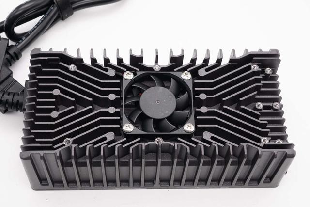 非大型切割机搞不定这大块头！九号1080W ebike新国标充电器拆解