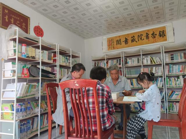 贵州银杏书院：假期孩童阅读书声琅
