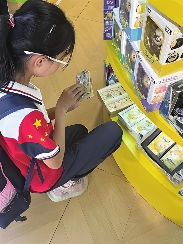 靠卖纸片“收割”小学生！卖9.9元卡牌的卡游，撑起 44 亿年利润