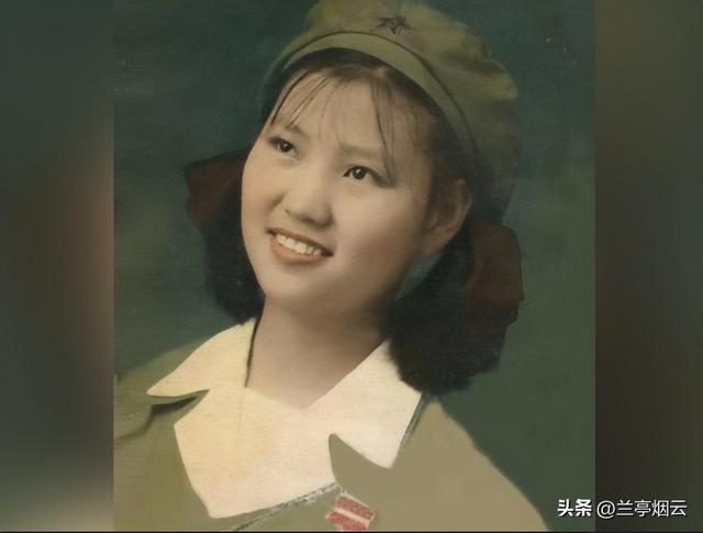 她23岁为国牺牲，初恋为其守墓终生未娶，弟弟苦寻64年在墓地恸哭