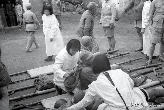 她23岁为国牺牲，初恋为其守墓终生未娶，弟弟苦寻64年在墓地恸哭