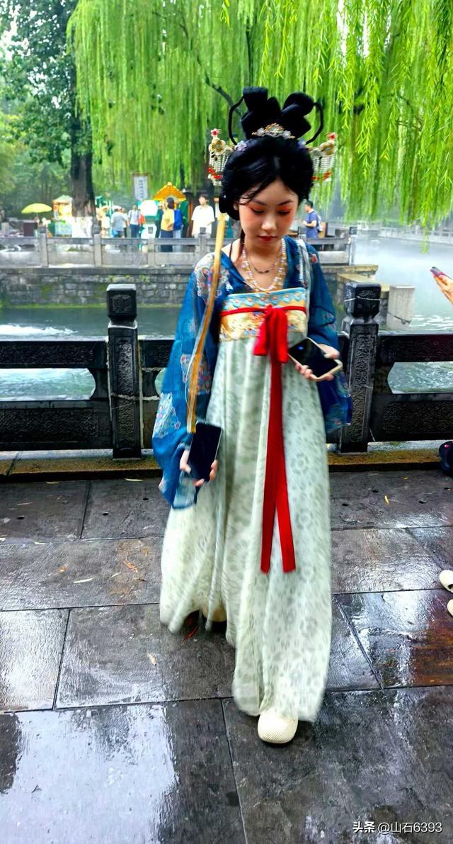 新华社原军事记者陶俊峰泉城美拍：秋雨后 护城河边美如画