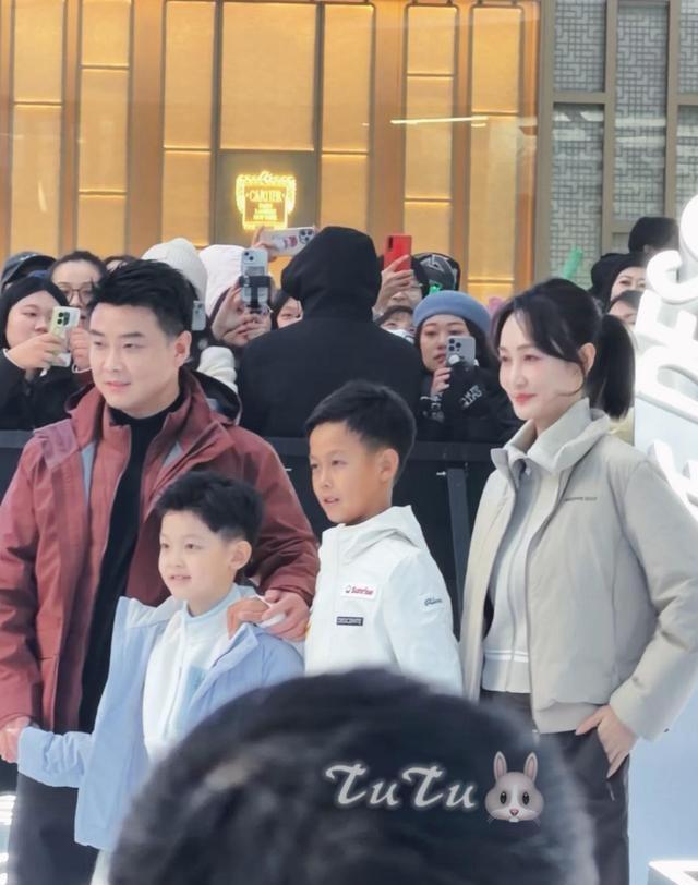 王皓不上班好年轻！两儿子神复制爸妈颜值