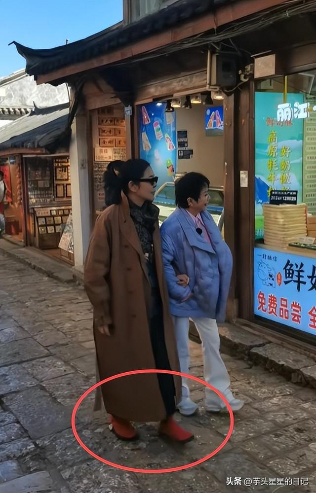 66岁倪萍现身长沙，脸部僵硬凹凸不平，眼睛浮肿严重，老到认不出