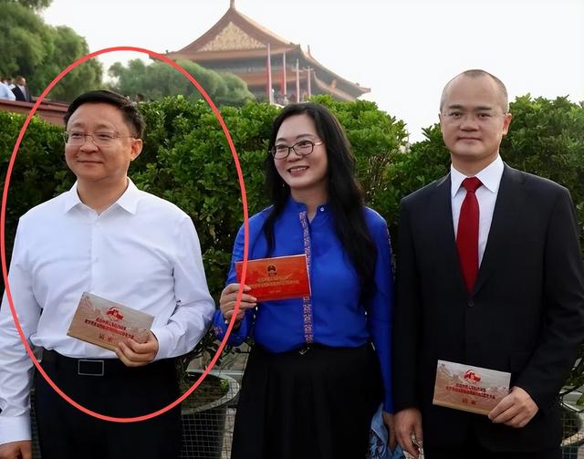 7位商界大佬现场观看阅兵，雷军周鸿祎3点出发，董宇辉位置不简单