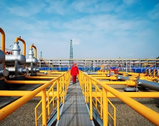 98架无人机袭俄10州！莫斯科近郊停电，乌军还炸瘫俄军燃料命脉