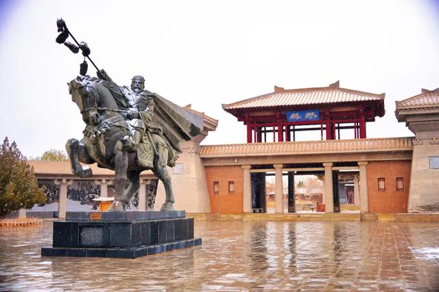 敦煌阳关迎来2025年初冬的第一场雪