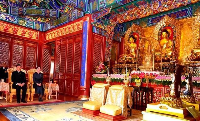 泰国王后这一跪，这才是顶级外交，她拜的不是佛，是两国的情谊