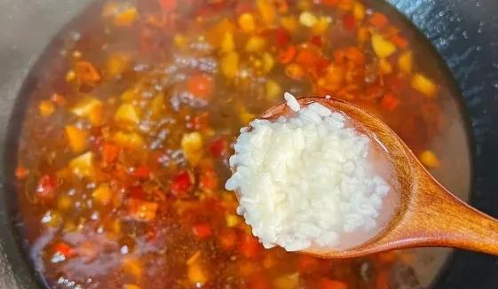 天冷了，怎么少得了这道菜呢？冬日里的鱼头豆腐煲