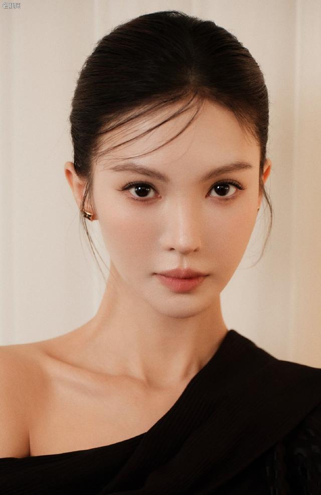 金晨穿细高跟坐在地毯上展示笔直修长的美腿