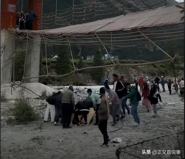 网红桥再次断裂后续：有孩子被冲走，家长发现定位，员工骑马救援