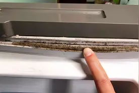 不管冰箱封条多黑多脏，别再用清水洗，教你一招，彻底去除霉斑图片