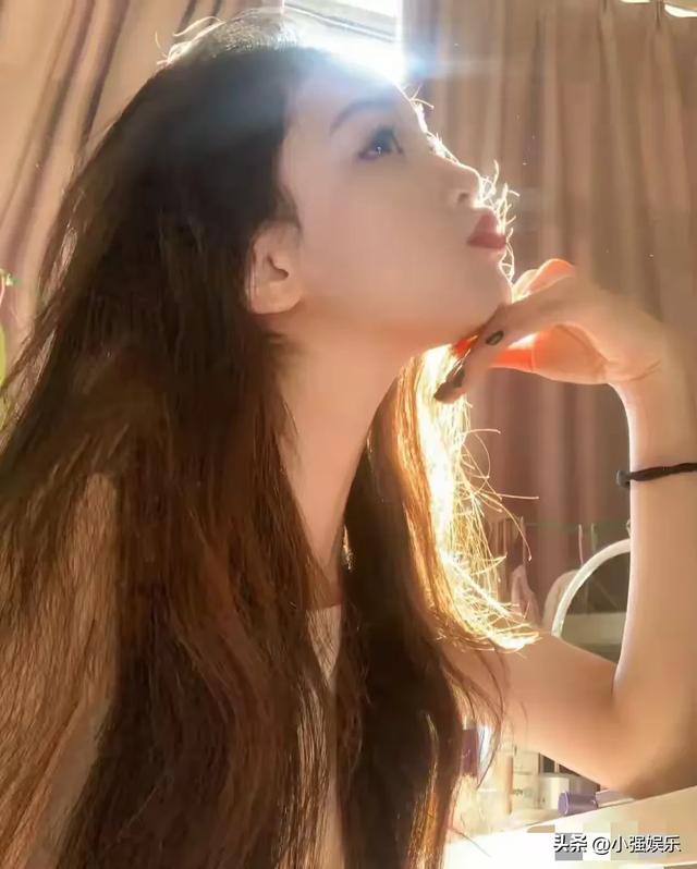 河南校花谢卓亚美貌惊艳全网，网友惊叹：美到让人怀疑人生！