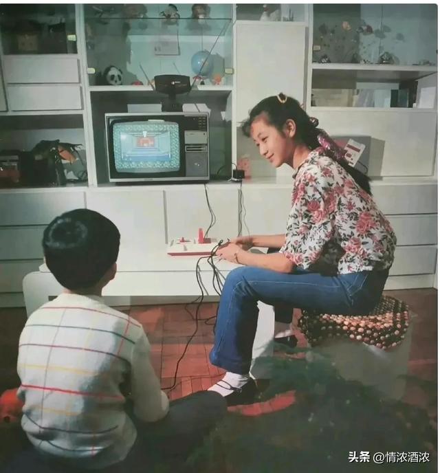 父亲去世后，我每月给继母一千，继母临终送我木盒，打开我泪目了