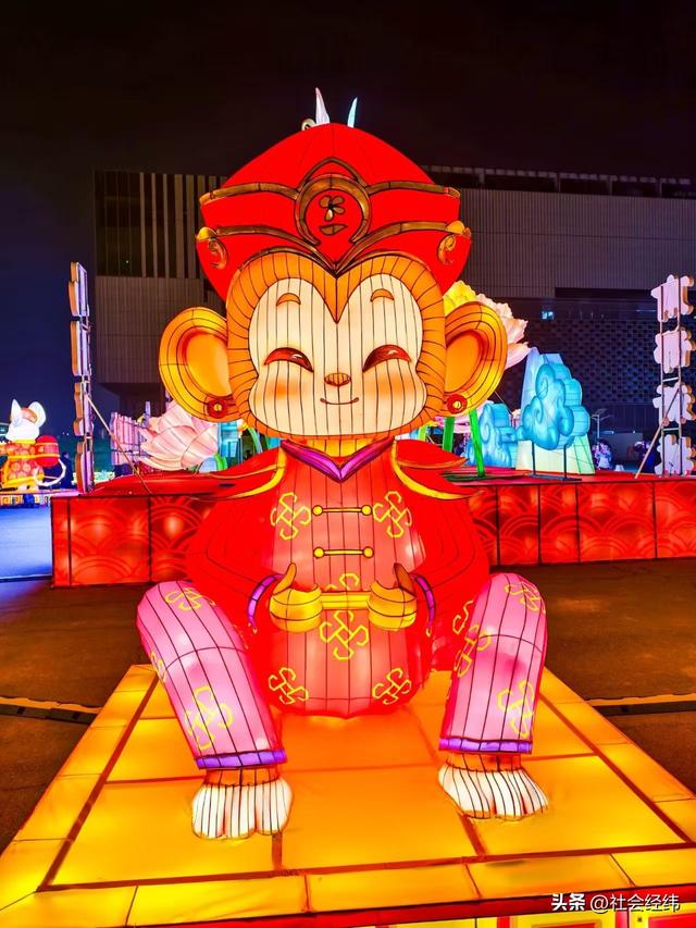 首秀!第 40 届秦淮灯会南部新城分会场 亮灯马年灯影芬兰风情出彩