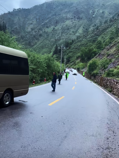 川西坠崖新消息！司机遗体找到，腐烂不堪，被曝驾龄小，家属沉默