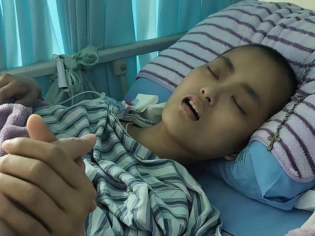 广东27岁美女肖颜去世，几天前身穿白衣、头戴白花，网友一语成谶