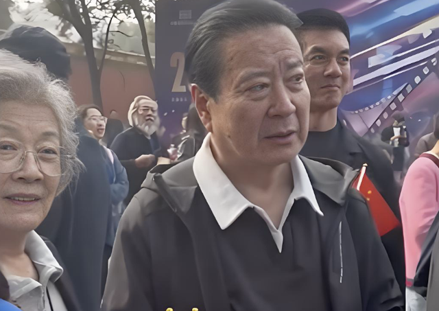 内娱这天，站位暴露江湖地位，唐国强张丰毅站一边，C位雷打不动