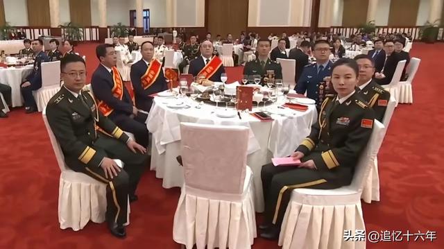 女航天员王亚平大校首次出镜，身着礼服参加建军98周年招待会