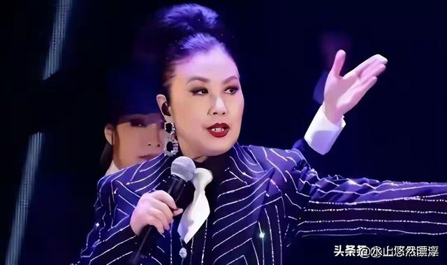 78岁连路都走不稳还开演唱会，全网骂声一片，她却扬言回馈粉丝