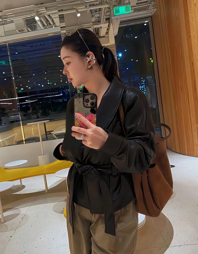 有钱真好！嫁给大连富二代的李小萌 逛街喝咖啡 开的600万劳斯莱斯