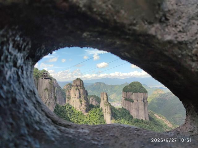 仙居县饭蒸岩景区，横看成岭侧成峰，远近高低各不同