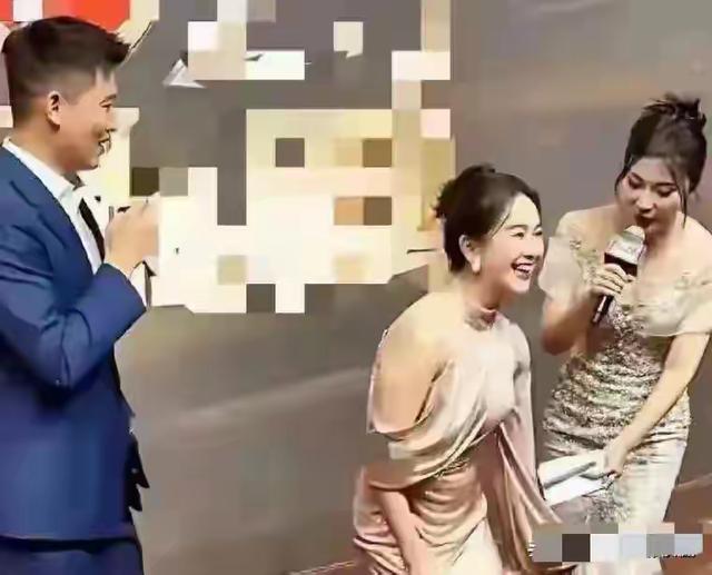 48岁左小青走红毯，不知道她尴不尴尬，反正我看着挺尴尬的。