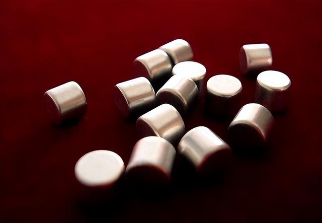 美国不担心稀土卡脖子了？一个华裔科学家，帮他们搞了无稀土磁铁