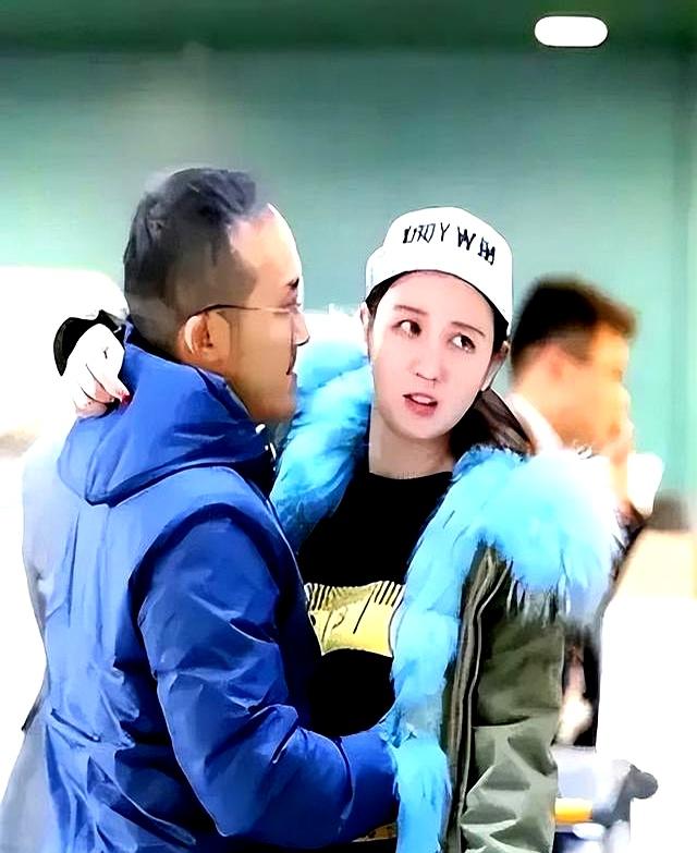 张萌夫妇看演唱会，领口好低险些走光，总裁老公一脸宠溺太幸福！
