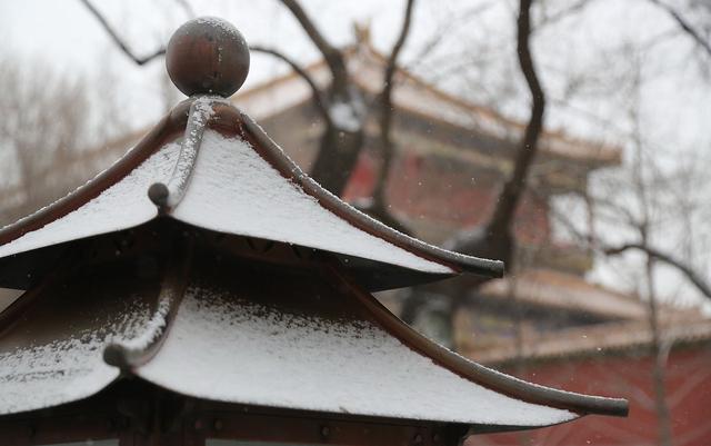 京城初雪拂过紫禁城的每一个角落 故宫红墙金瓦变身童话仙境