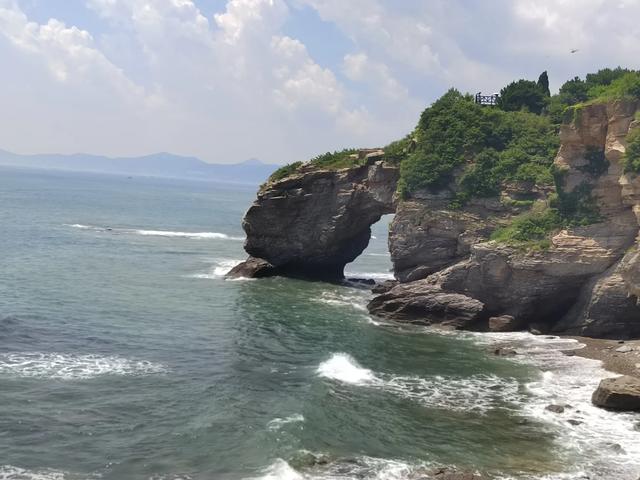 夏日东北行：8月7日，在大连金石滩，观察典型海岸侵蚀地貌。