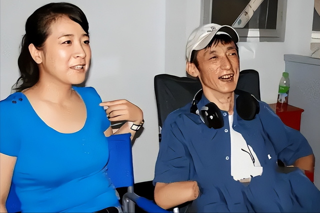 她是国家一级演员，多次给坐轮椅丈夫戴绿帽，如今儿子也是演员