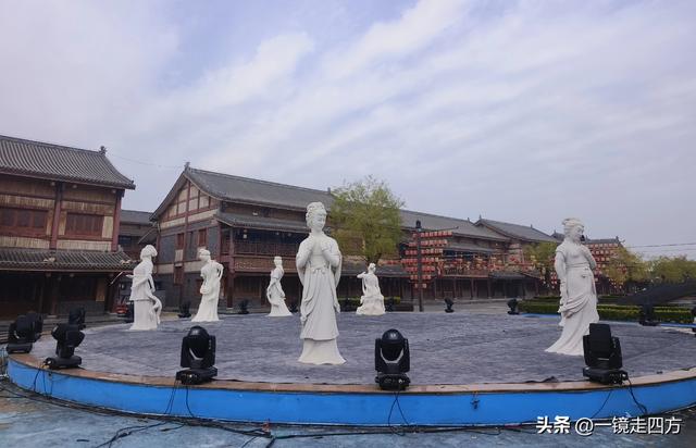 在“天仙配”传说的故事发生地孝感，建有一座“凤凰天仙城”