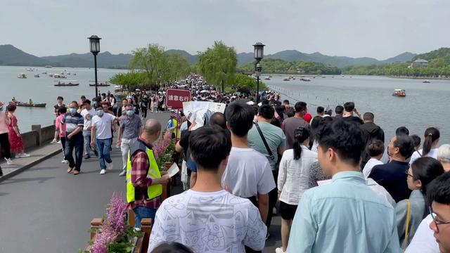 国庆放假首日：人人欢庆，却出现5个“反常现象”，与往年大不同