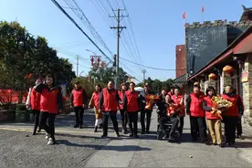 岳阳市举办爱心志愿者向英雄学习慰问英雄父母主题公益活动图片