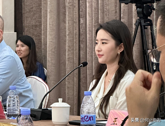 一场香港大火，让大家看清了38岁刘亦菲的"真面目"，赵立坚说对了