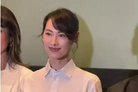 被梁洛施带火的新穿法：“上半身体制内，下半身娱乐圈”，好大气图片