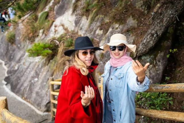 第三只眼看中国·打卡魅力江西 | 外籍博主赞叹明月山云海奇观，高山奇景震撼世界！